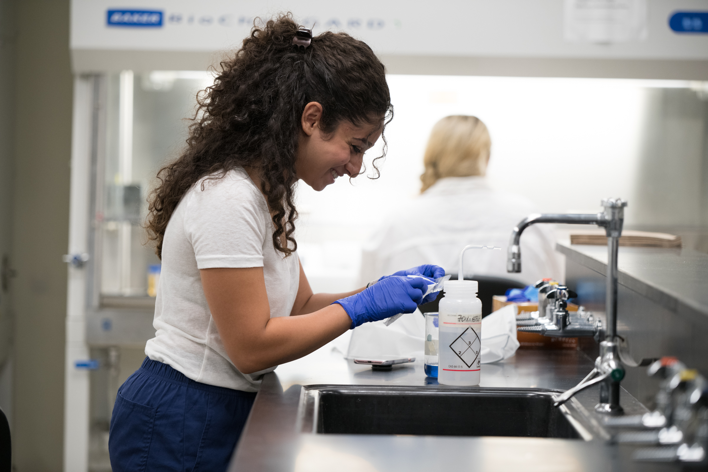 Student working at a sink in the Student Center for Science Engagement