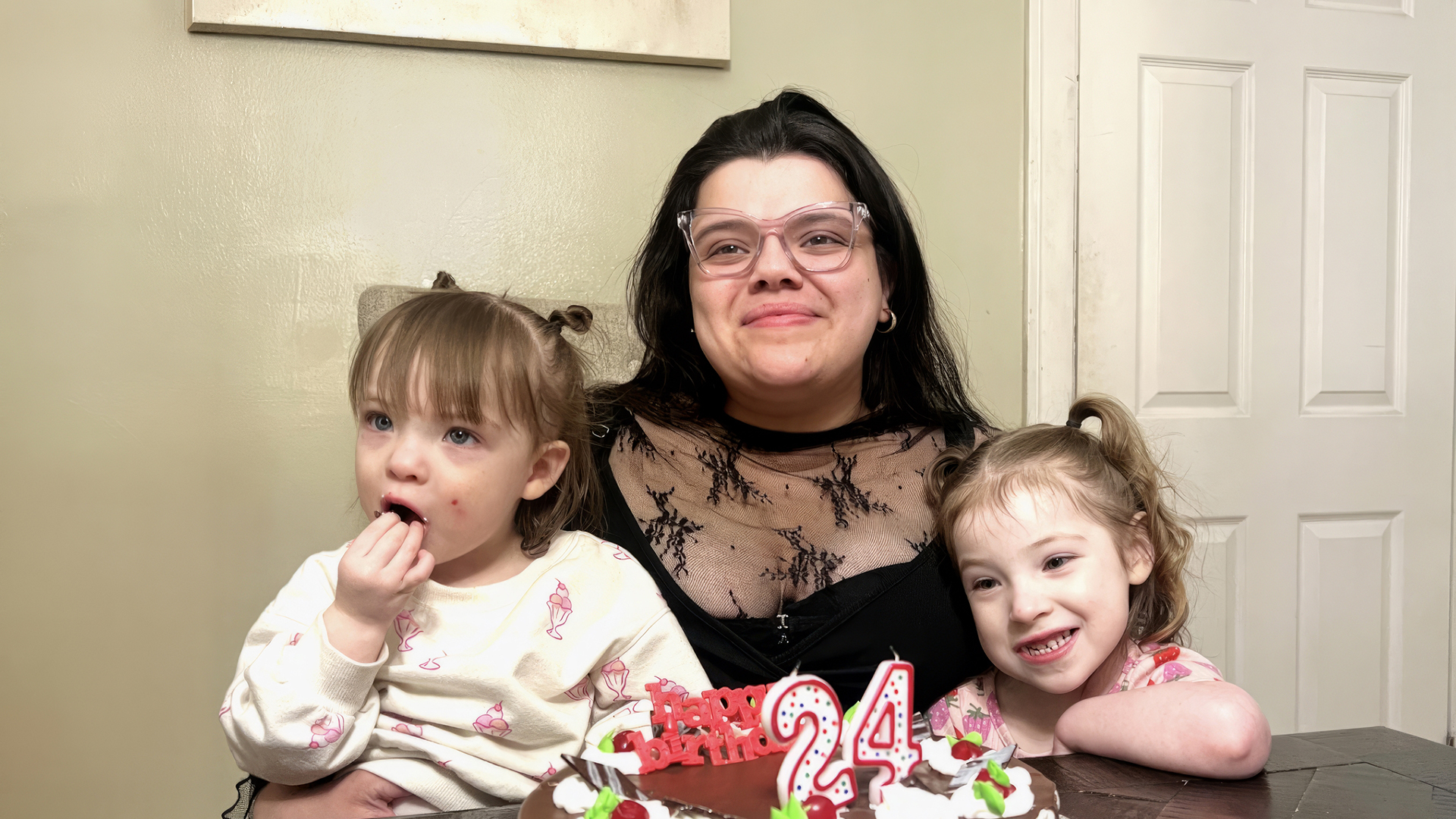 Jazlyn Solis with two children