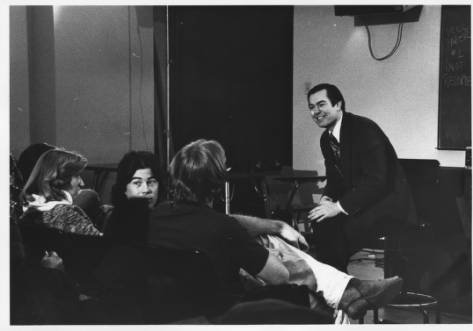 TV journalist Bill Kurtis speaks with Northeastern students in July 1979.