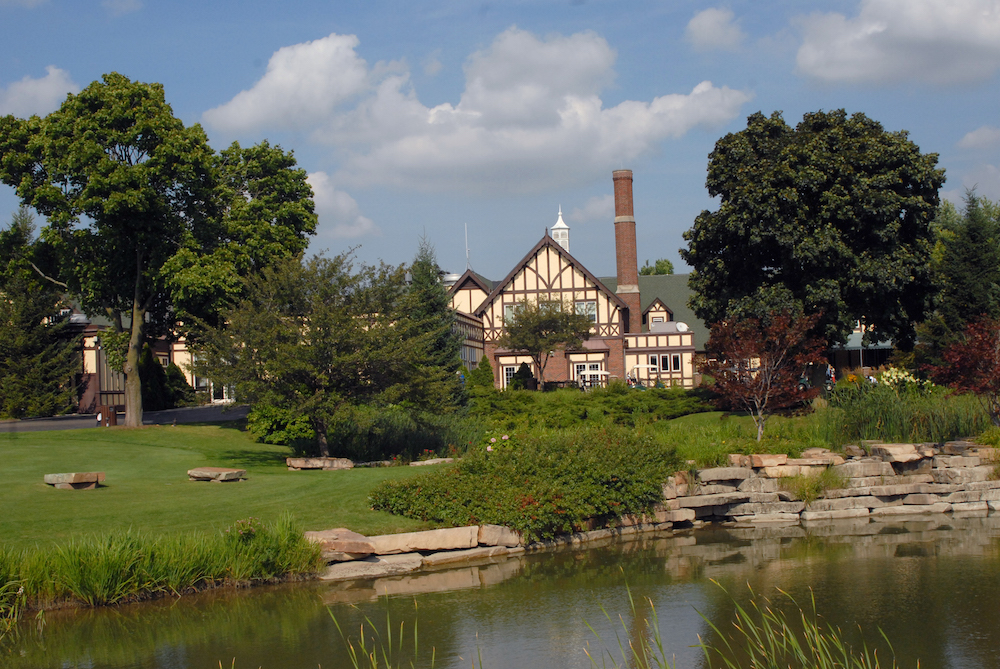 Exterior of Chevy Chase Golf Club in Wheeling, Illinois