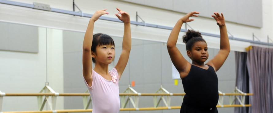 Two dancers in class