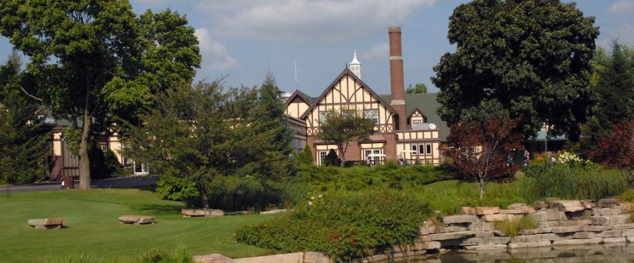 Exterior of Chevy Chase Golf Club in Wheeling, Illinois