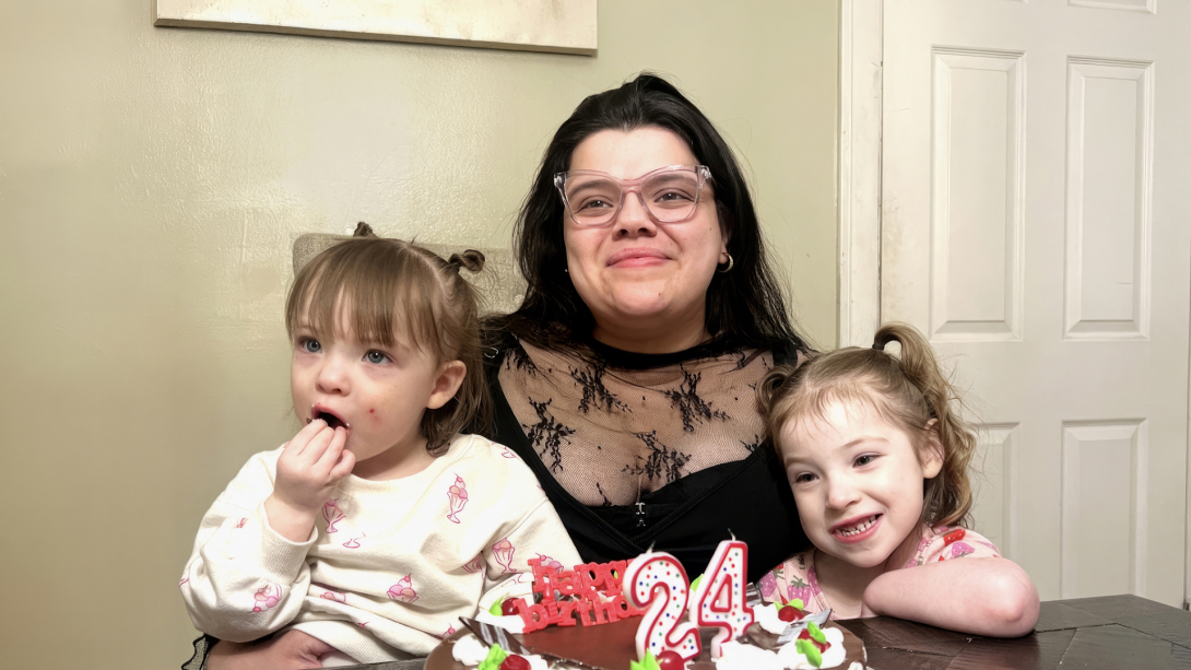 Jazlyn Solis with two children