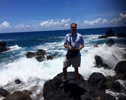  Jon Hageman, coordinateur du programme Honors, debout sur une mer rocheuse